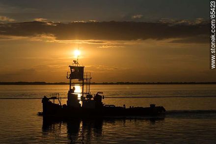 Pusher tug by the river - Department of Colonia - URUGUAY. Photo #65423