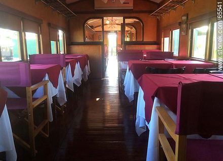 Interior de un vagón antiguo devenido en restaurante. Salón comedor - Departamento de Colonia - URUGUAY. Foto No. 65541
