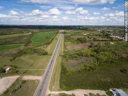 Vista aérea de la ruta que une el puerto de Fray Bentos con el puente internacional - Departamento de Río Negro - URUGUAY. Foto No. 65663