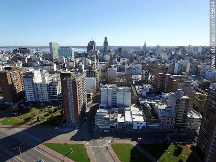 Vista aérea de la rambla y calle Andes y Maldonado - Departamento de Montevideo - URUGUAY. Foto No. 65694