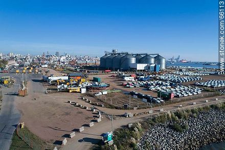 Foto aérea del puerto. Acopio granelero y vehículos importados - Departamento de Montevideo - URUGUAY. Foto No. 66113