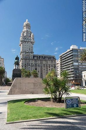 The Artigas mausoleum and the Palacio Salvo - Department of Montevideo - URUGUAY. Photo #66306