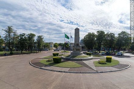 Vista aérea del obelisco de la ciudad de Artigas en la plaza Batlle Ordóñez - Departamento de Artigas - URUGUAY. Foto No. 66429