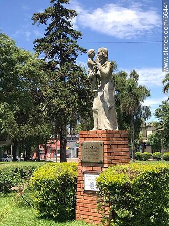 Monumento a la madre en la plaza Batlle y Ordóñez - Departamento de Artigas - URUGUAY. Foto No. 66441