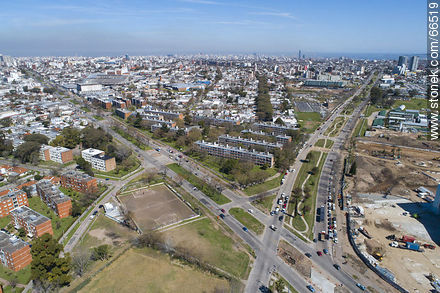 Vista aérea del cruce de las avenidas José Pedro Varela y Dámaso Larrañaga hacia el suroeste - Departamento de Montevideo - URUGUAY. Foto No. 66519