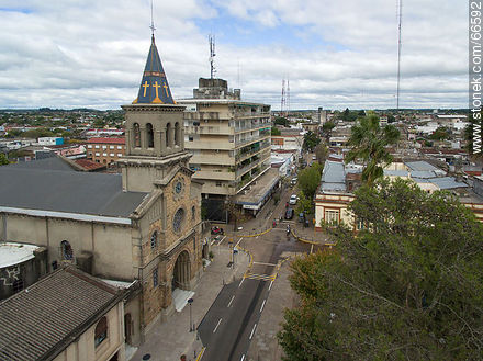 Vista aérea de la capital departamental. Iglesia e Intendencia municipal - Departamento de Tacuarembó - URUGUAY. Foto No. 66592