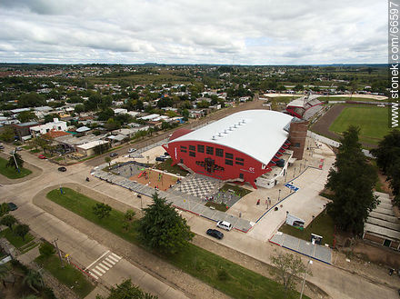 Vista aérea del Polideportivo de la capital. Al fondo, el estadio Goyenola - Departamento de Tacuarembó - URUGUAY. Foto No. 66597