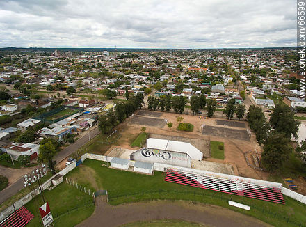 Vista aérea de un sector de tribunas del estadio Raúl Goyenola y parte de la ciudad - Departamento de Tacuarembó - URUGUAY. Foto No. 66599