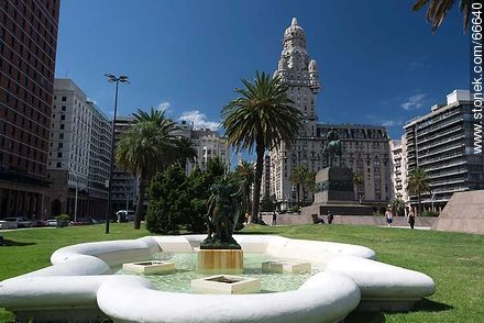 Fountain in the square. Monument to Artigas and the Palacio Salvo - Department of Montevideo - URUGUAY. Photo #66640