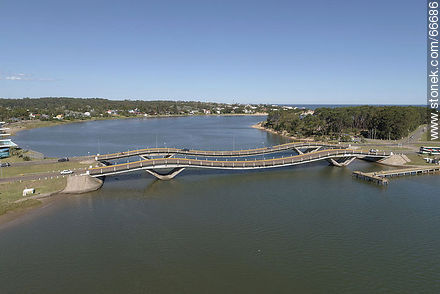 Vista aérea del puente ondulante Leonel Viera sobre el arroyo Maldonado - Punta del Este y balnearios cercanos - URUGUAY. Foto No. 66686