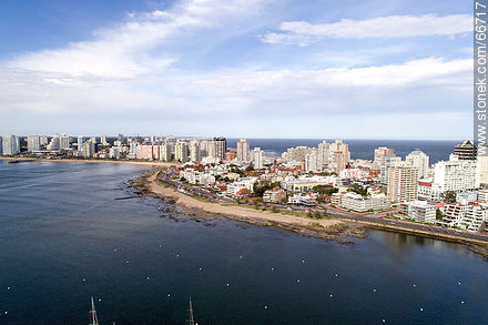 Vista aérea de la rambla Artigas y parte de la Península - Punta del Este y balnearios cercanos - URUGUAY. Foto No. 66717