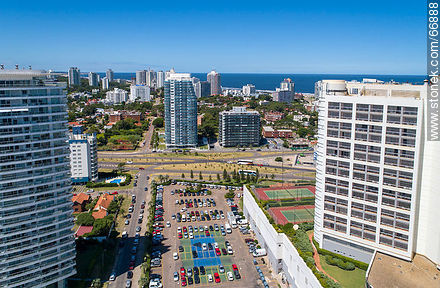 Vista aérea de la torre Casino Tower hacia el este - Punta del Este y balnearios cercanos - URUGUAY. Foto No. 66888
