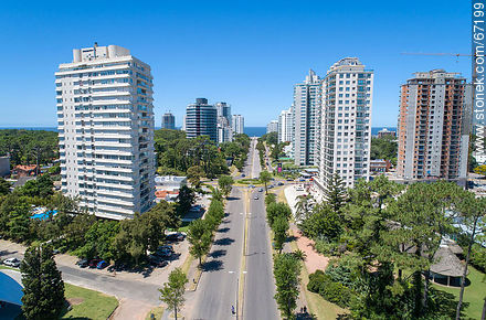 Vista aérea de la avenida Roosevelt al sur - Punta del Este y balnearios cercanos - URUGUAY. Foto No. 67199