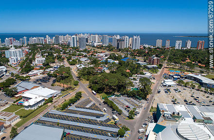 Estacionamiento de Punta Shopping y edificios de la Mansa, Brava y Península - Punta del Este y balnearios cercanos - URUGUAY. Foto No. 67209