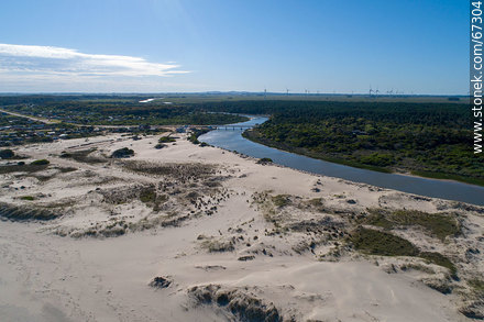 Vista aérea del arroyo Chuy en su desembocadura en el Océano Atlántico. Límite fronterizo con Brasil - Departamento de Rocha - URUGUAY. Foto No. 67304