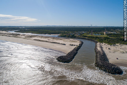 Vista aérea del arroyo Chuy en su desembocadura en el Océano Atlántico. Límite fronterizo con Brasil - Departamento de Rocha - URUGUAY. Foto No. 67296