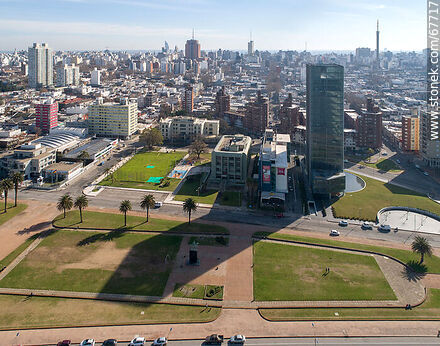 Vista aérea de la calle La Cumparsita - Departamento de Montevideo - URUGUAY. Foto No. 67717
