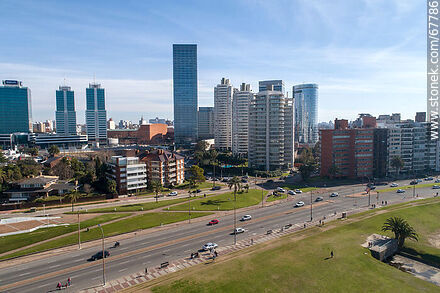 Vista aérea de las torres del barrio Buceo y la Rambla Armenia en 2020 - Departamento de Montevideo - URUGUAY. Foto No. 67786