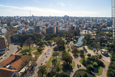 Vista aérea del Parque Rodó y la ciudad - Departamento de Montevideo - URUGUAY. Foto No. 67809