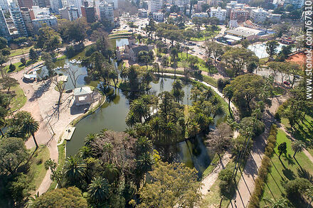 Imagen aérea del lago y entorno del Parque Rodó - Departamento de Montevideo - URUGUAY. Foto No. 67810