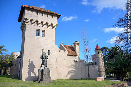 Guillermo Tell a un costado del castillo - Departamento de Montevideo - URUGUAY. Foto No. 67906