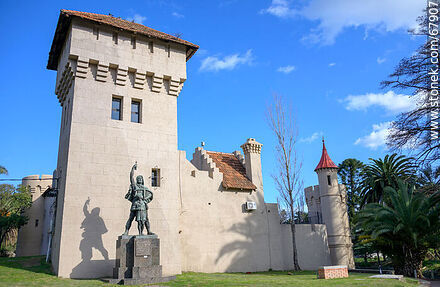 William Tell at the side of the castle - Department of Montevideo - URUGUAY. Photo #67907