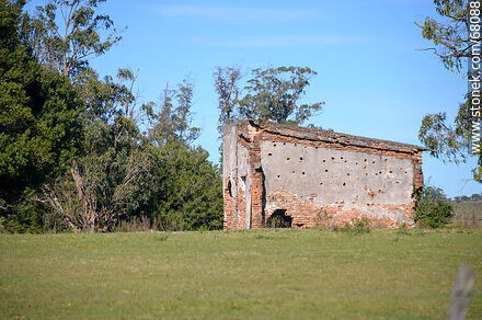 Abandoned house - Department of Maldonado - URUGUAY. Photo #68088