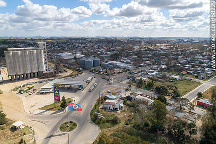 Vista aérea de la entrada a Trinidad desde el sur por Ruta 3 - Departamento de Flores - URUGUAY. Foto No. 68229