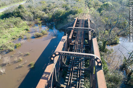 Vista aérea del puente ferroviario sobre el arroyo de La Virgen, límite departamental entre San José y Florida - Departamento de San José - URUGUAY. Foto No. 68371