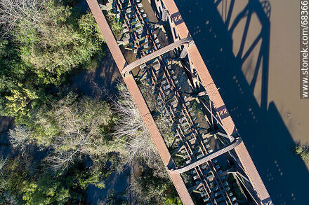Vista aérea del puente ferroviario sobre el arroyo de La Virgen, límite departamental entre San José y Florida - Departamento de San José - URUGUAY. Foto No. 68366