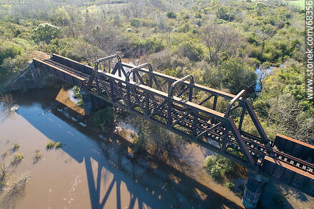 Vista aérea del puente ferroviario sobre el arroyo de La Virgen, límite departamental entre San José y Florida -  - IMÁGENES VARIAS. Foto No. 68356