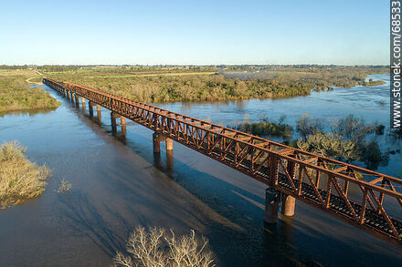 Vista aérea del puente ferroviario que cruza el río Santa Lucía. Limite entre Canelones y Florida - Departamento de Florida - URUGUAY. Foto No. 68533