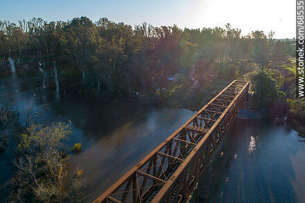 Vista aérea del puente ferroviario que cruza el río Santa Lucía. Limite entre Canelones y Florida - Departamento de Florida - URUGUAY. Foto No. 68535