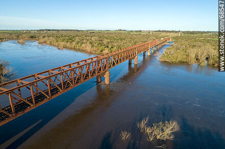 Vista aérea del puente ferroviario que cruza el río Santa Lucía. Limite entre Canelones y Florida - Departamento de Florida - URUGUAY. Foto No. 68547