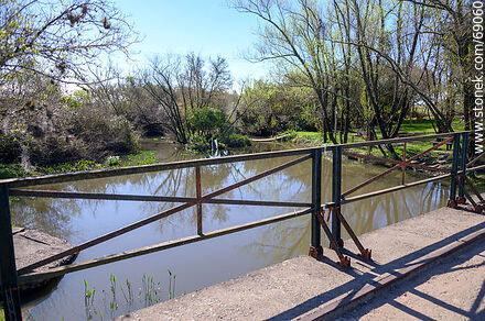 El arroyo Blanquillo desde el puente sobre ruta 42 - Departamento de Durazno - URUGUAY. Foto No. 69060