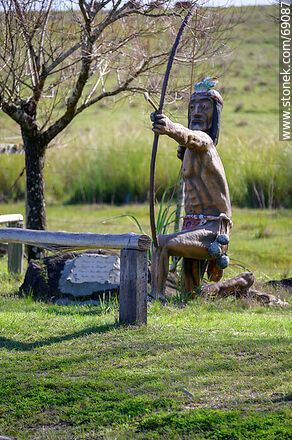 Escultura de indio hincado con arco, flecha y boleadoreas - Departamento de Durazno - URUGUAY. Foto No. 69087