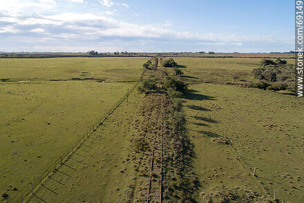 Vista aérea de un tramo recto  de vía férrea al norte al Km 329 - Departamento de Durazno - URUGUAY. Foto No. 69149