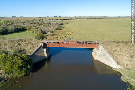 Vista aérea del puente ferroviario en desuso sobre el arroyo Blanquillo - Departamento de Durazno - URUGUAY. Foto No. 69142
