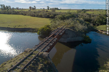 Vista aérea del puente ferroviario en desuso sobre el arroyo Blanquillo - Departamento de Durazno - URUGUAY. Foto No. 69139