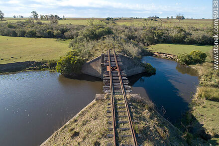 Vista aérea del puente ferroviario en desuso sobre el arroyo Blanquillo - Departamento de Durazno - URUGUAY. Foto No. 69138