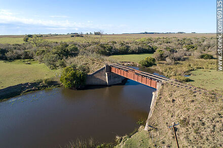 Vista aérea del puente ferroviario en desuso sobre el arroyo Blanquillo - Departamento de Durazno - URUGUAY. Foto No. 69135