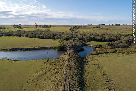 Vista aérea del puente ferroviario en desuso sobre el arroyo Blanquillo - Departamento de Durazno - URUGUAY. Foto No. 69132