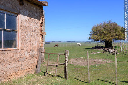 Antigua casa usada como depósito en el campo -  - URUGUAY. Foto No. 69183