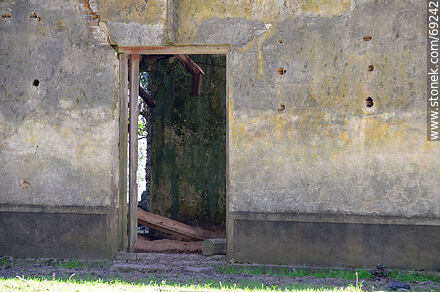 Antigua casa abandonada en el campo - Departamento de Durazno - URUGUAY. Foto No. 69242