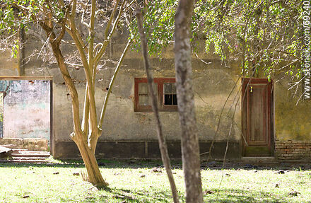 Antigua casa abandonada en el campo - Departamento de Durazno - URUGUAY. Foto No. 69240