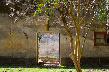 Antigua casa abandonada en el campo - Departamento de Durazno - URUGUAY. Foto No. 69236