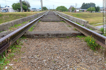 Vías de tren con algunos durmientes de menos - Departamento de Florida - URUGUAY. Foto No. 69805