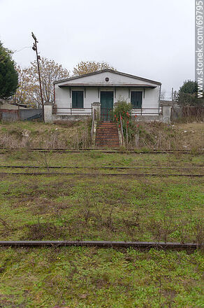House in front of the train tracks - Department of Florida - URUGUAY. Photo #69795