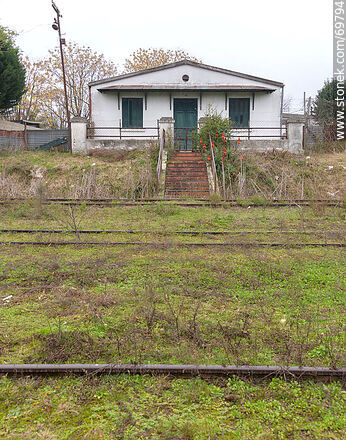 House in front of the train tracks - Department of Florida - URUGUAY. Photo #69794