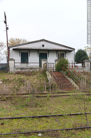 House in front of the train tracks - Department of Florida - URUGUAY. Photo #69791